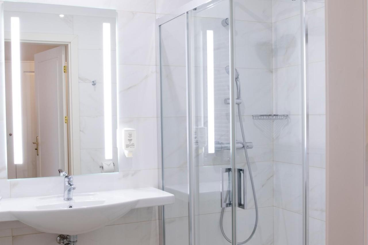 Klub Sosnowy Hotel Варшава Екстериор снимка