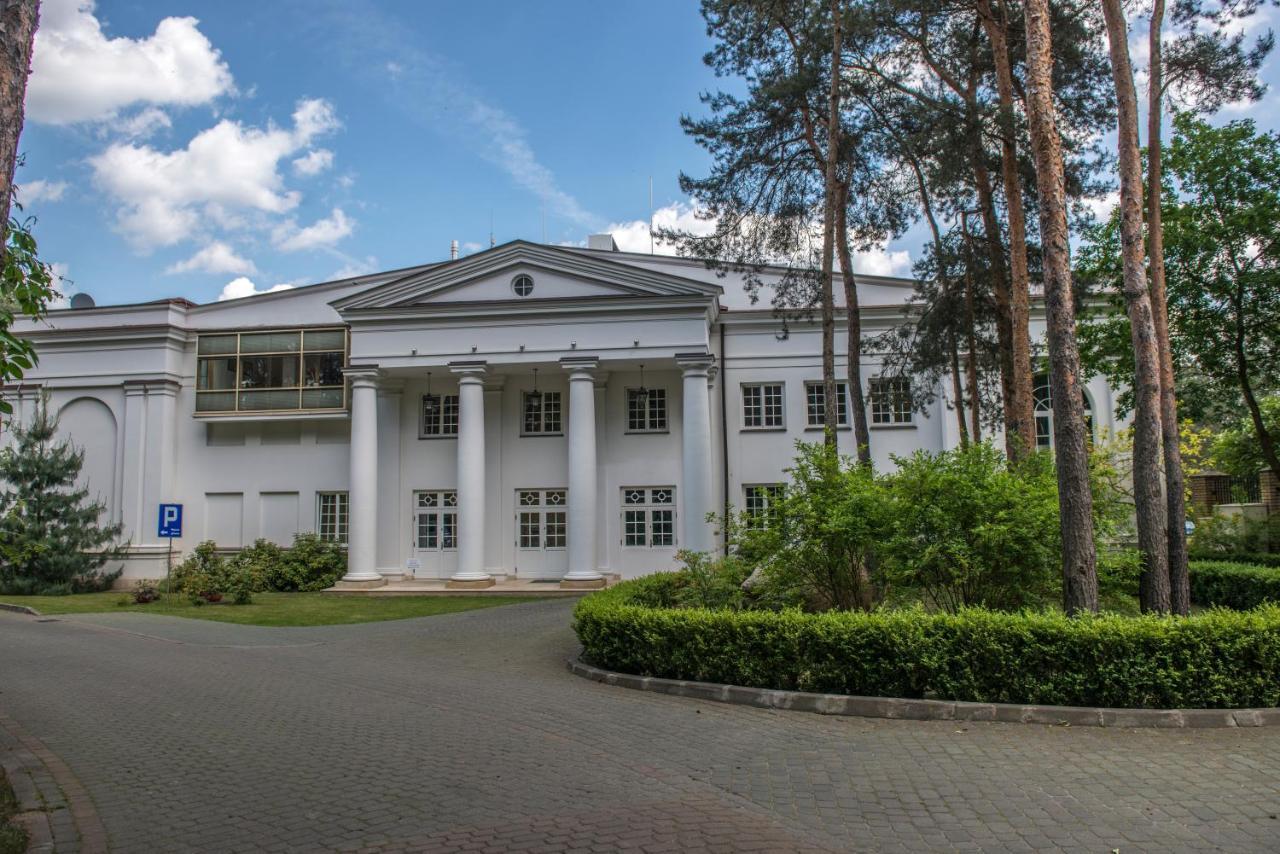 Klub Sosnowy Hotel Варшава Екстериор снимка